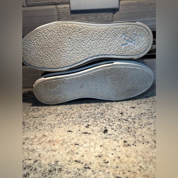 Louis Vuitton Low Top Sneakers - Picture 10 of 10